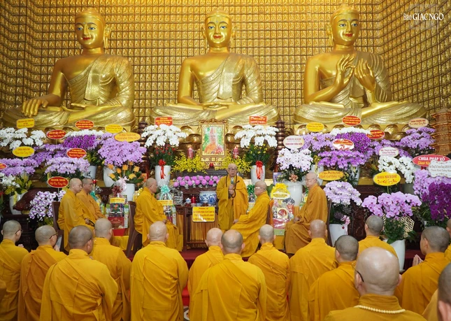 Trưởng lão Hòa thượng Thích Như Tín ban đạo từ chứng minh