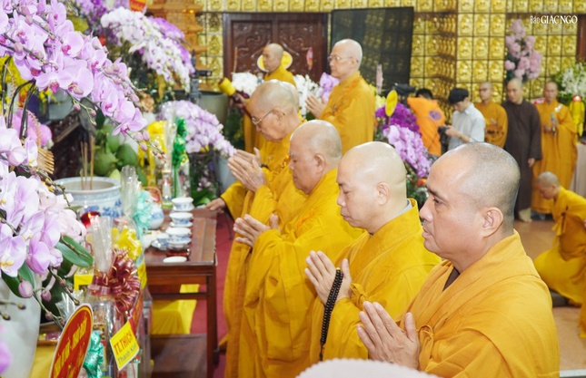 Chư tôn đức nhất tâm cầu nguyện Giác linh Hòa thượng cao đăng thượng phẩm