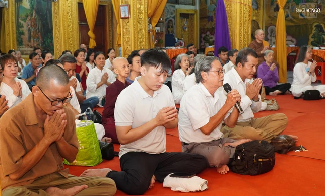 Phật tử lễ bái Tam bảo