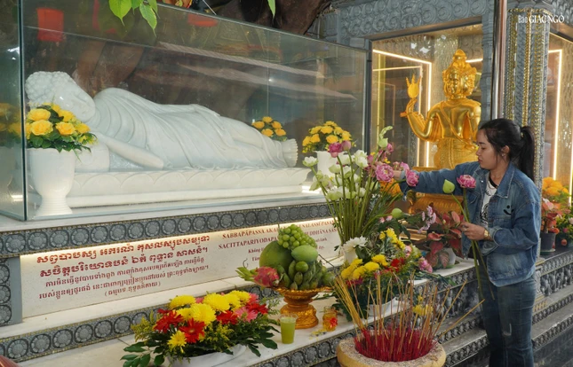 Dâng hoa lễ Phật