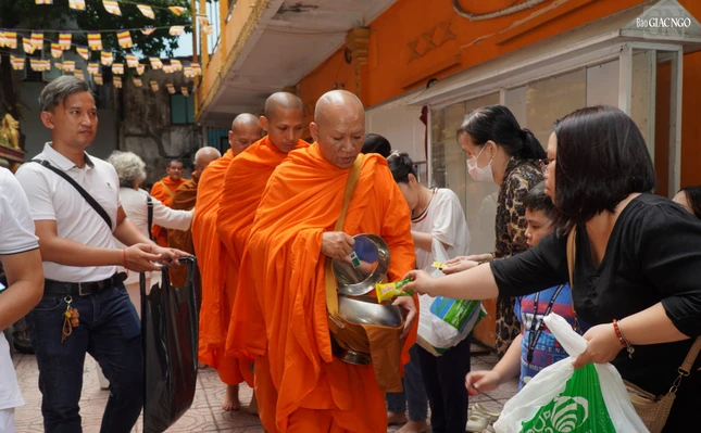 Đặt bát cúng dường