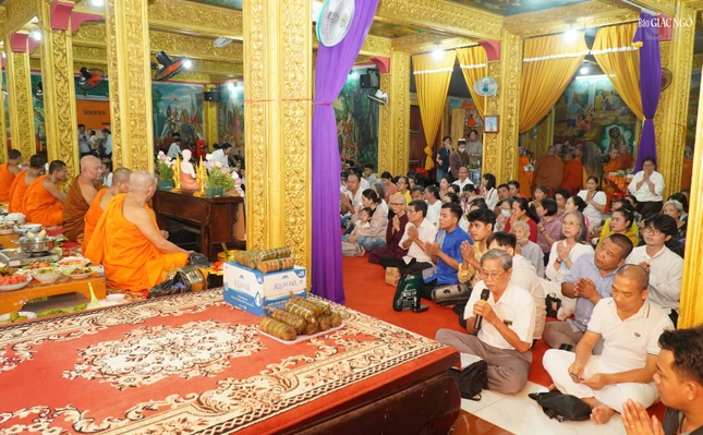 Lễ dâng cúng trai Tăng hồi hướng phước lành đến cha mẹ hiện tiền được sức khỏe, người quá vãng được siêu sanh miền tịnh cảnh