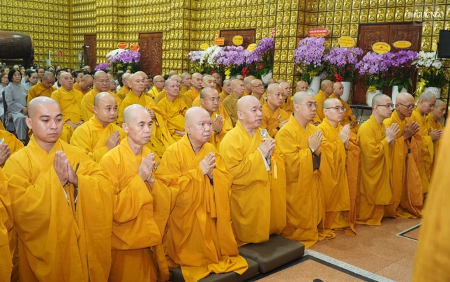 Thượng tọa Thích Nhật Thiện đại diện môn đồ đệ tử dâng lời tác bạch