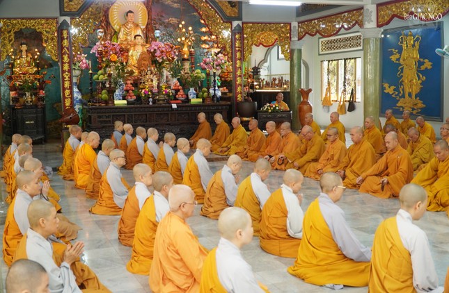 Chư Tăng Ni thính Bồ-tát giới tại chánh điện chùa Huỳnh Kim