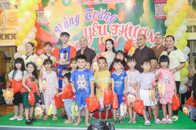 Tặng quà Trung thu cho các bé