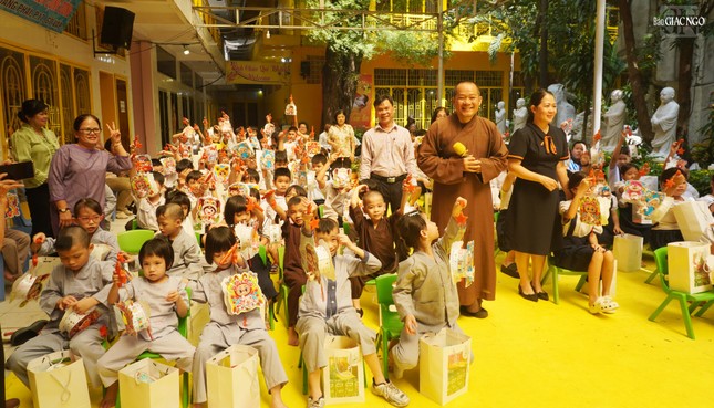 Hơn 100 phần quà Trung thu được trao tặng đến các em tại chùa Kỳ Quang II