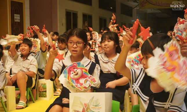 Bánh Trung thu, lồng đèn, sữa, bánh kẹo... được mạnh thường quân trao tặng đến các em