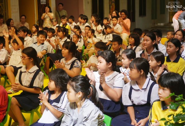 Chăm chú xem văn nghệ