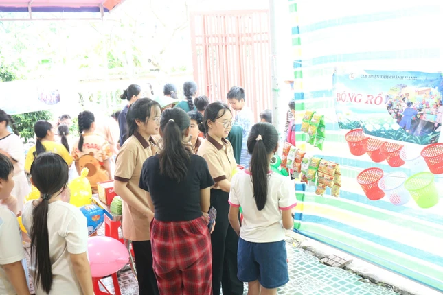 Các em nhỏ tham gia gian hàng trò chơi dân gian Các em nhỏ tham gia gian hàng trò chơi dân gian