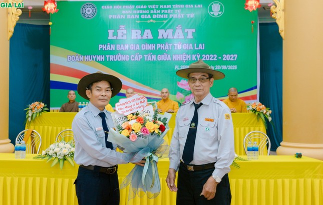 Huynh trưởng Thị Bá tặng hoa chúc mừng ra mắt Phân ban Gia đình Phật tử tỉnh Gia Lai