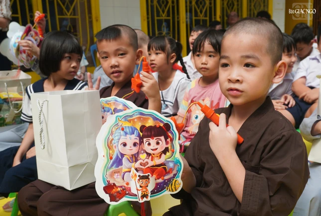 Em được nhận nhiều quà Trung thu Em được nhận nhiều quà Trung thu