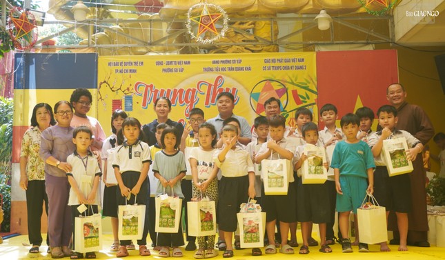 Tặng quà đến các em học sinh Lớp phổ cập Tiểu học Trần Quang Khải - chùa Kỳ Quang II