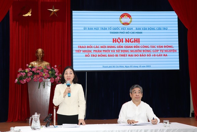 Bà Trương Thị Bích Hạnh, Ủy viên Ban Thường vụ Thành ủy, Phó Chủ tịch Thường trực Ủy ban MTTQVN TP.HCM thông tin các hoạt động cứu trợ của Mặt trận TP - Ảnh: MT TP.HCM