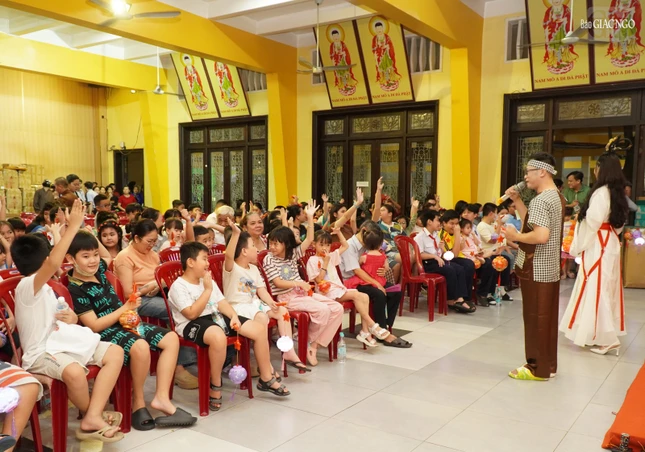 Các em tham gia trò chơi đố vui với chú Cuội và chị Hằng