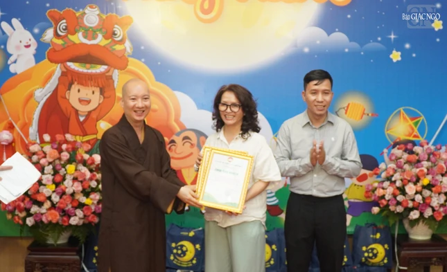 Thượng tọa Thích Nguyên Các và ông Trần Nguyên Phong trao thư cảm ơn đến Công ty cổ phần tập đoàn Masan