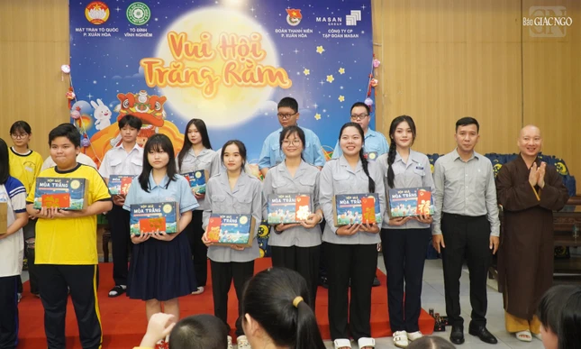 Trao 15 phần học bổng đến các em học sinh khó khăn hiếu học