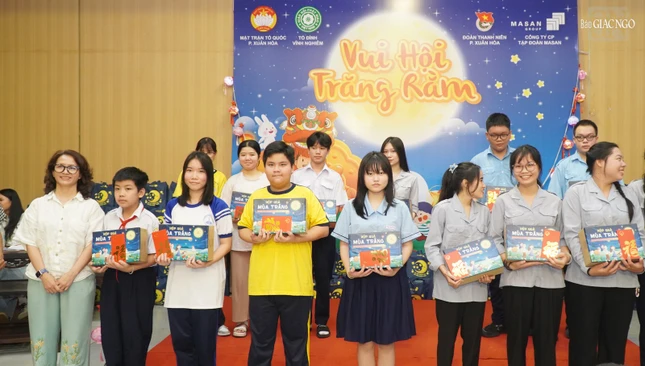 Có 15 em học sinh được nhận học bổng dịp này