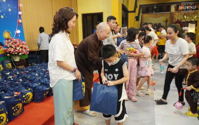 Tặng quà Trung thu