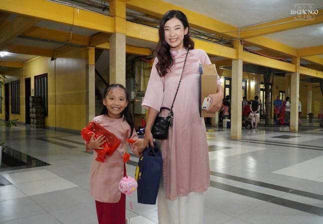 Em Khả Hân cùng với mẹ đến chùa Vĩnh Nghiêm vui Trung thu