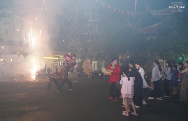 Múa lân, rước đèn kết thúc chương trình Vui hội trăng rằm tại chùa Vĩnh Nghiêm