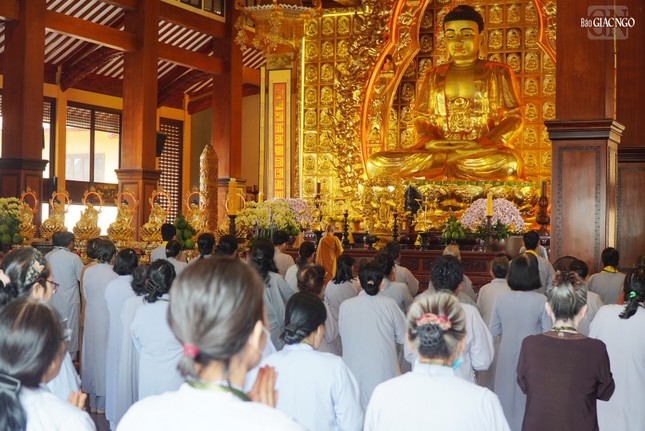 Khóa lễ tụng kinh tại chánh điện Việt Nam Quốc Tự trong khóa tu Ngày an lạc