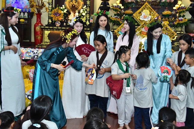 Các em nhỏ vui chơi với chị Hằng, chú Cuội