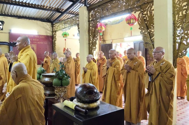 Trang nghiêm khóa lễ tại chánh điện chùa Huyền Trang