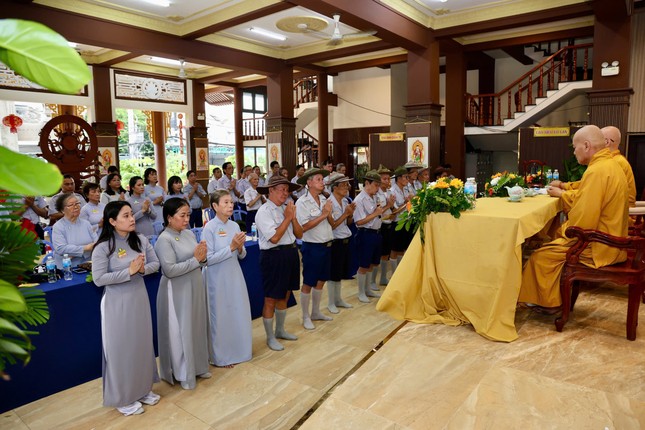 Thành viên Phân ban Gia đình Phật tử TP.HCM ra mắt và phát nguyện nhận nhiệm vụ