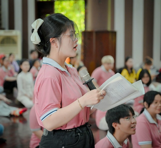 Sinh viên đặt câu hỏi