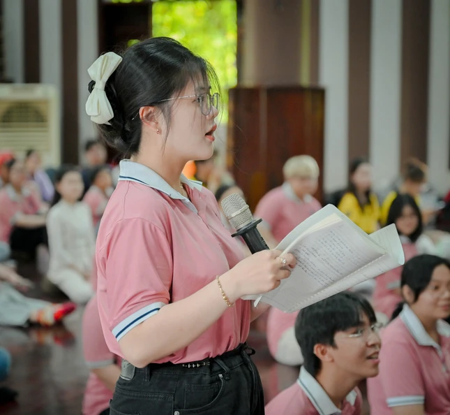 Sinh viên đặt câu hỏi