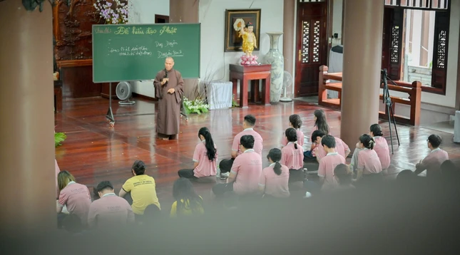 Thượng tọa Thích Trí Chơn giới thiệu về đạo Phật đến sinh viên