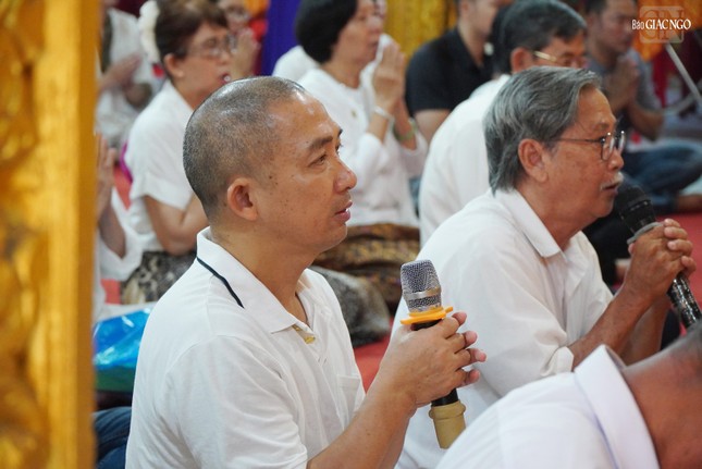 Phật tử lễ bái Tam bảo