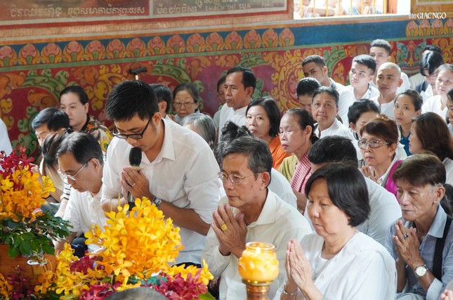 Đại diện gia đình thí chủ và Phật tử hùn phước tác bạch dâng y