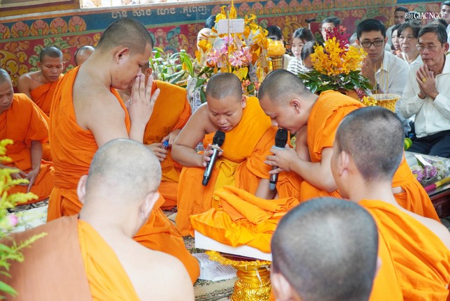 Chư Tăng thực hiện nghi thức tuyên ngôn Tăng sự