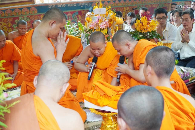 Chư Tăng thực hiện nghi thức tuyên ngôn Tăng sự