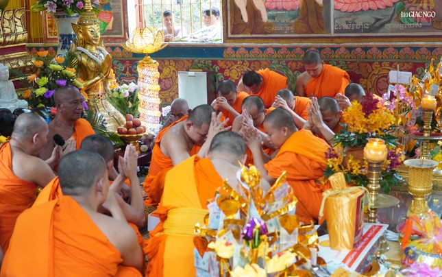 Kathina nghĩa là vững chắc, bền chặt bởi vì có khả năng làm cho năm quả báu được duy trì trong suốt khoảng thời gian lâu dài