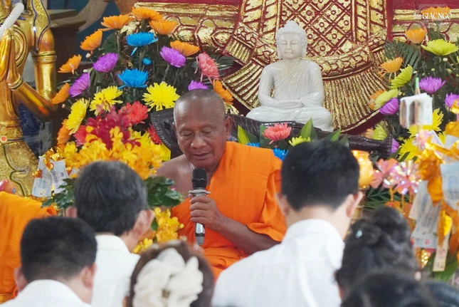 Hòa thượng Danh Lung cùng chư Tăng trong khóa lễ