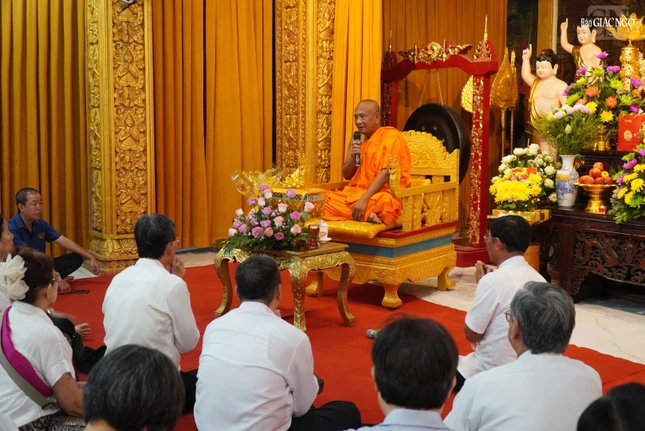 Hòa thượng Danh Lung giảng về ý nghĩa Kathina, những quả báu của việc dâng y Kathina