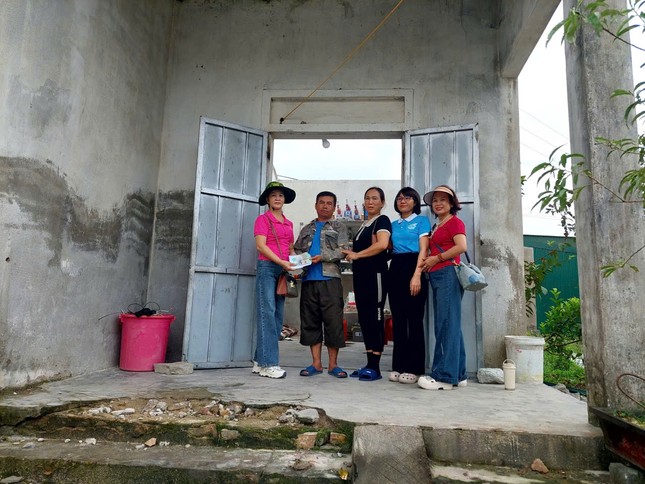 Đoàn trao hỗ trợ đến người dân