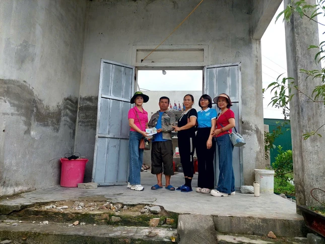 Đoàn trao hỗ trợ đến người dân