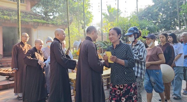 Tại chùa Huống, P.Linh Sơn, đoàn đã trao tặng 200 phần quà; thôn Làng Vàng, chùa Hang, đoàn đã trao tặng 150 phần; trao 150 phần quà tại Khu dân cư Tổ 8 và 200 phần tại thôn Cầu Đá