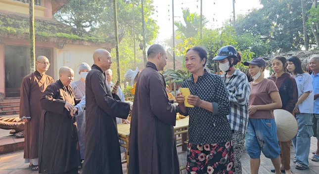 Tại chùa Huống, P.Linh Sơn, đoàn đã trao tặng 200 phần quà; thôn Làng Vàng, chùa Hang, đoàn đã trao tặng 150 phần; trao 150 phần quà tại Khu dân cư Tổ 8 và 200 phần tại thôn Cầu Đá