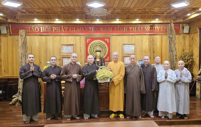 Đoàn thăm Thượng tọa Thích Nguyên Thành, Ủy viên Thường trực Hội đồng Trị sự, Trưởng ban Trị sự GHPGVN tỉnh Thái Nguyên tại tổ đình Phù Liễn