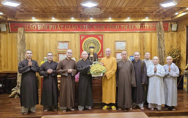 Đoàn thăm Thượng tọa Thích Nguyên Thành, Ủy viên Thường trực Hội đồng Trị sự, Trưởng ban Trị sự GHPGVN tỉnh Thái Nguyên tại tổ đình Phù Liễn