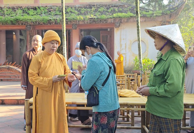 Những phần quà là tình thương, tấm lòng san sẻ những khó khăn của bà con sau bão lũ tại Thái Nguyên