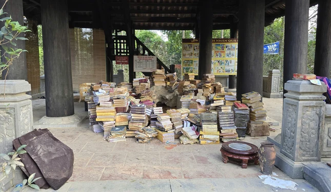 Đoàn cũng đến thăm các cơ sở Phật giáo bị ảnh hưởng ngập lụt vừa qua và chia sẻ, trợ duyên để chùa tái thiết sinh hoạt tu học