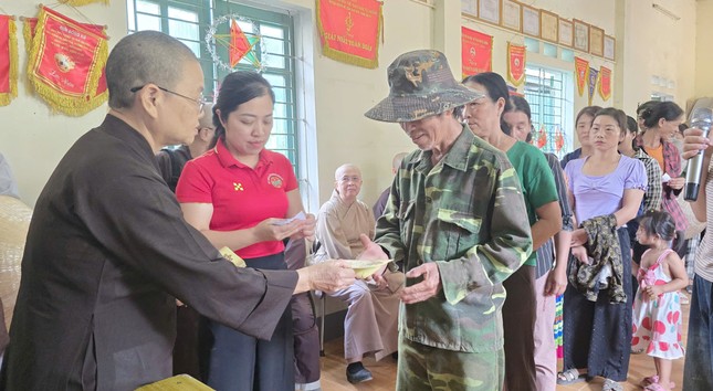 Hơn 1.000 phần quà là tiền mặt được trao trực tiếp đến người dân