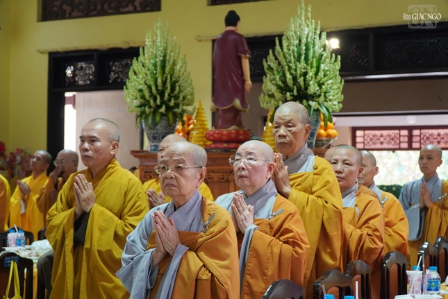 Chư Ni thành kính tưởng niệm Hòa thượng Thích Như Thọ