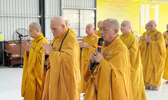 Thượng tọa Thích An Thường cùng Tăng Ni trong khóa lễ niêm hương, đảnh lễ Tam bảo