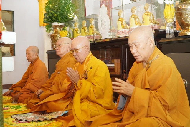 Chư tôn đức niêm hương, bạch Phật, đảnh lễ Tam bảo